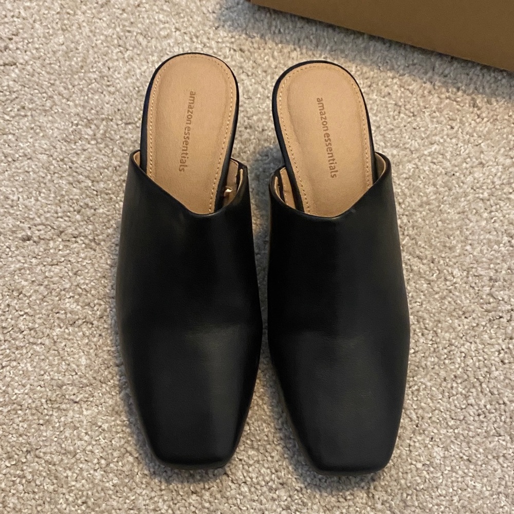 Amazon Essentials Women's Classic Black Mules